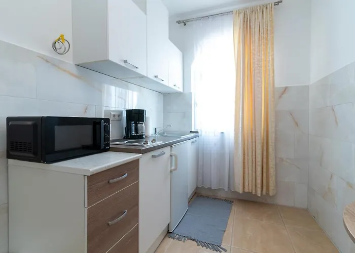 Apartment A1 - Seafront With Balcony 1 Min To