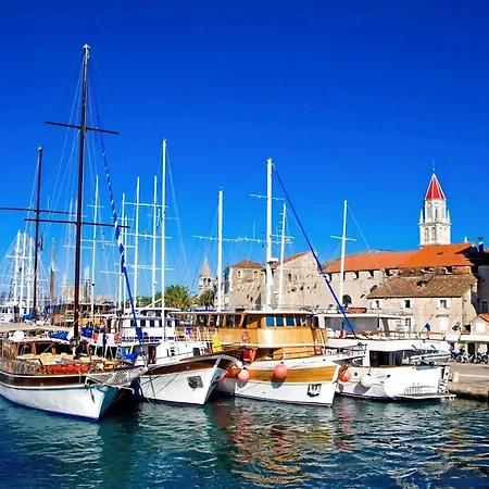 A 1 - Seafront With Balcony 1 Min To Apartamento Trogir