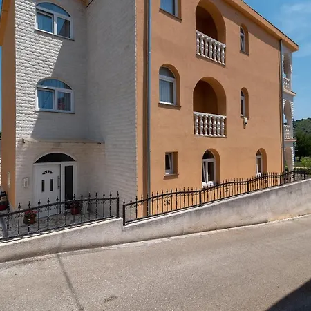 A1 - Seafront With Balcony 1 Min To