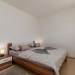 A1 - Seafront With Balcony 1 Min To * Trogir
