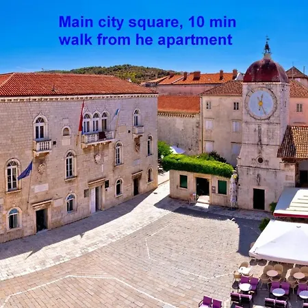 A 1 - Seafront With Balcony 1 Min To Apartamento Trogir