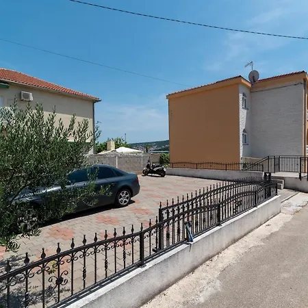 A 1 - Seafront With Balcony 1 Min To