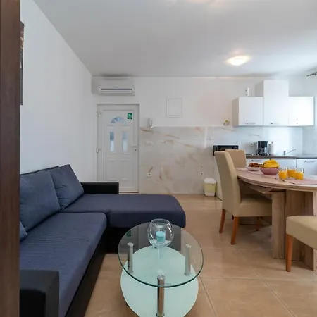 A 1 - Seafront With Balcony 1 Min To