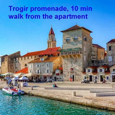 A 1 - Seafront With Balcony 1 Min To Apartamento Trogir